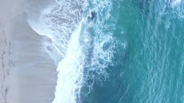Kıyıya yakın deniz kıyısı kıyı şeridine yakın hava manzarası. Dikey video