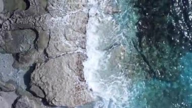 Kıyıya yakın deniz kıyısı kıyı şeridine yakın hava manzarası. Dikey video