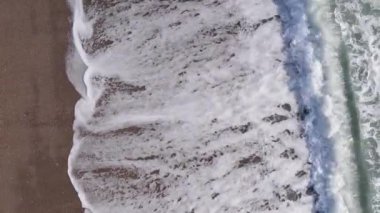 Kıyıya yakın deniz kıyısı kıyı şeridine yakın hava manzarası. Dikey video