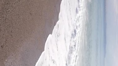 Kıyıya yakın deniz kıyısı kıyı şeridine yakın hava manzarası. Dikey video