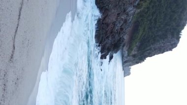 Kıyıya yakın deniz kıyısı kıyı şeridine yakın hava manzarası. Dikey video