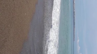 Kıyıya yakın deniz kıyısı kıyı şeridine yakın hava manzarası. Dikey video