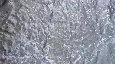 Kıyıya yakın deniz kıyısı kıyı şeridine yakın hava manzarası. Dikey video