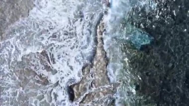 Kıyıya yakın deniz kıyısı kıyı şeridine yakın hava manzarası. Dikey video