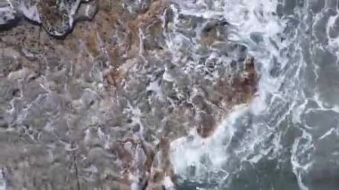 Kıyıya yakın deniz kıyısı kıyı şeridine yakın hava manzarası. Dikey video