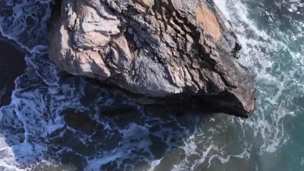 Mar perto da costa - vista aérea de close-up da paisagem costeira. Vídeo vertical — Vídeo de Stock