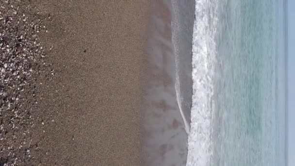 Mar cerca de la costa - vista aérea de cerca del paisaje marino costero. Vídeo vertical — Vídeos de Stock