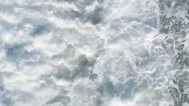 Meer in Küstennähe - Luftaufnahme der Küstenlandschaft aus nächster Nähe. Vertikales Video — Stockvideo