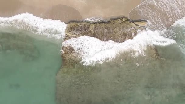 Mar cerca de la costa - vista aérea de cerca del paisaje marino costero. Vídeo vertical — Vídeos de Stock