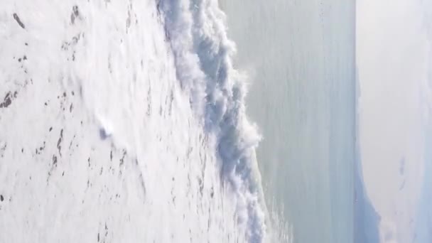 Mare vicino alla costa - vista aerea ravvicinata del paesaggio marino costiero. Video verticale — Video Stock