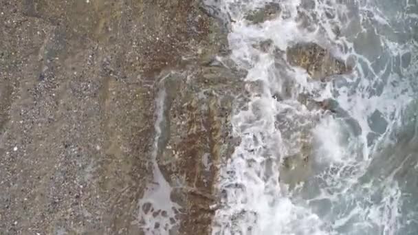 Tengerpart közeli tenger - közeli légi felvétel a tengerparti tengerpartról. Függőleges videó — Stock videók