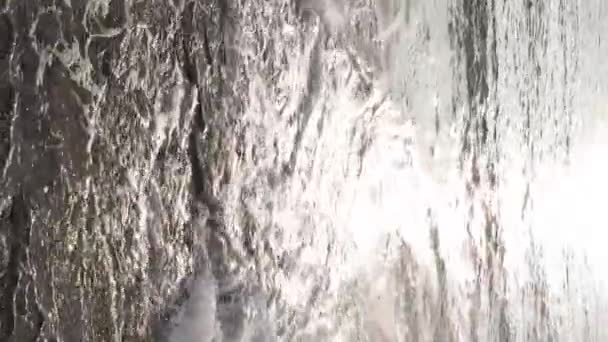 ทะเลใกล้ชายฝั่ง - ภาพระยะใกล้ของทะเลชายฝั่ง วิดีโอแนวตั้ง — วีดีโอสต็อก