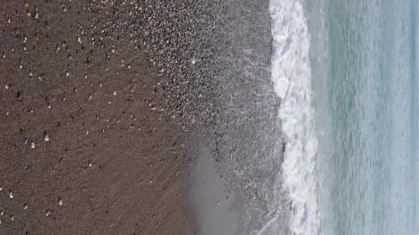 Laut dekat pantai Pemandangan udara close-up dari pantai. Video vertikal — Stok Video