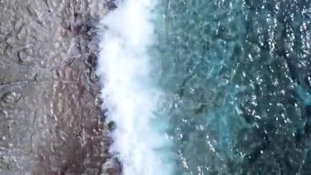 Zee in de buurt van de kust - close-up luchtfoto van de kust zeegezicht. Verticale video — Stockvideo