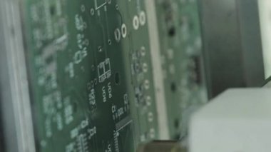 Elektronik pano üretimi. Yakın plan. Dikey video