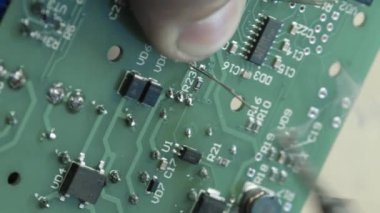 Elektronik pano üretimi. Yakın plan. Dikey video