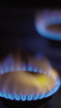 Gaz ocağındaki bir ocakta yangın. Dikey video