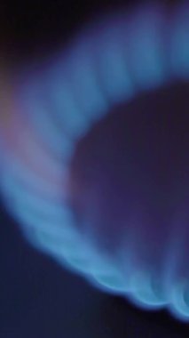 Gaz ocağındaki bir ocakta yangın. Dikey video