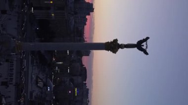 Ukrayna, Kyiv 'deki Independence Meydanı' ndaki anıt. Dikey video