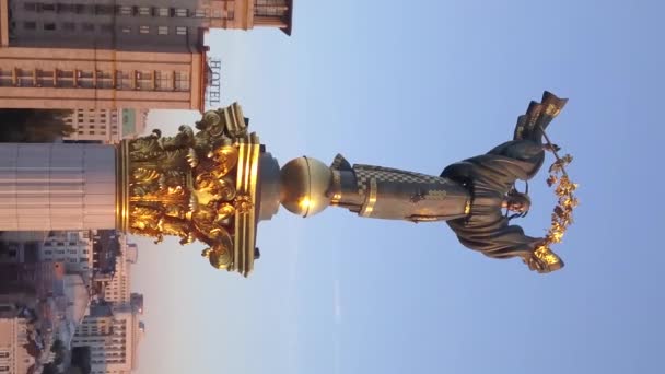 Emlékmű a Függetlenség terén Kijevben, Ukrajnában. Függőleges videó — Stock videók