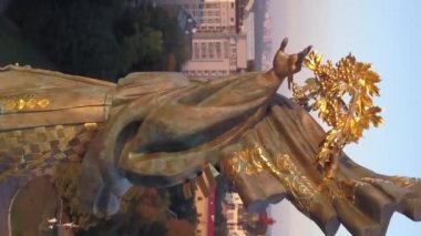 Ukrayna, Kyiv 'deki Independence Meydanı' ndaki anıt. Dikey video