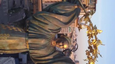 Ukrayna, Kyiv 'deki Independence Meydanı' ndaki anıt. Dikey video