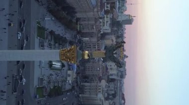 Ukrayna, Kyiv 'deki Independence Meydanı' ndaki anıt. Dikey video