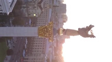 Ukrayna, Kyiv 'deki Independence Meydanı' ndaki anıt. Dikey video