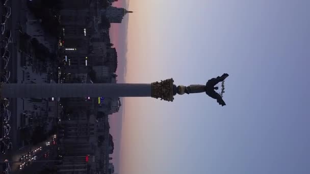 Monument sur la place de l'Indépendance à Kiev, Ukraine. Vidéo verticale — Video