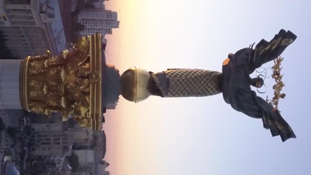 Μνημείο στην πλατεία Ανεξαρτησίας στο Κίεβο, Ουκρανία. Κάθετη βίντεο — Αρχείο Βίντεο