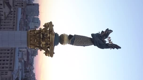 乌克兰基辅独立广场上的纪念碑。垂直录像 — 图库视频影像