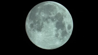 Ay 'a yakın çekim. Uydu gezegeni. Dikey video