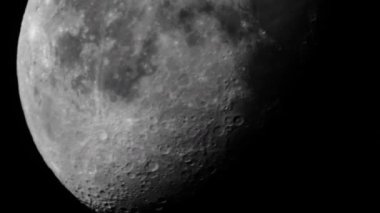 Ay 'a yakın çekim. Uydu gezegeni. Dikey video