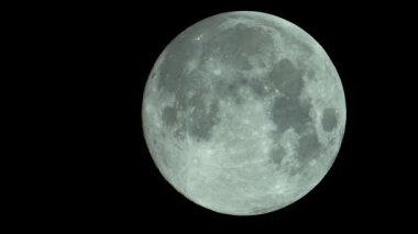 Ay 'a yakın çekim. Uydu gezegeni. Dikey video