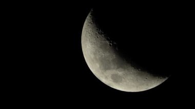 Ay 'a yakın çekim. Uydu gezegeni. Dikey video