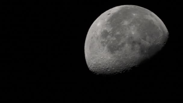 चंद्र जवळ आला आहे. ग्रह उपग्रह. अनुलंब व्हिडिओ — स्टॉक व्हिडिओ