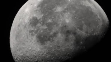 Ay 'a yakın çekim. Uydu gezegeni. Dikey video