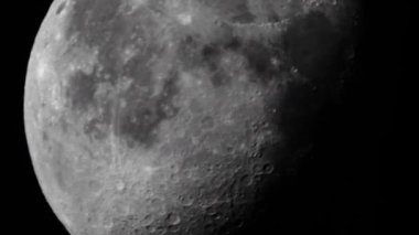 Ay 'a yakın çekim. Uydu gezegeni. Dikey video