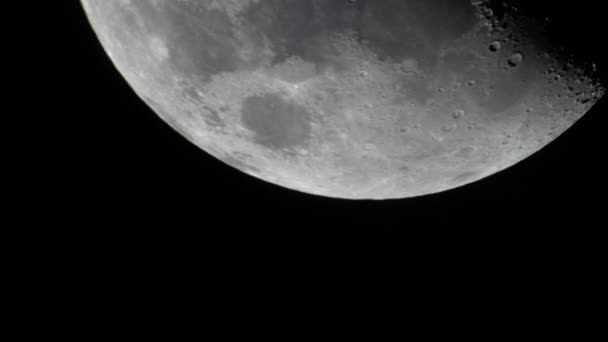 Mond aus nächster Nähe. Satellit Planet. Vertikales Video — Stockvideo