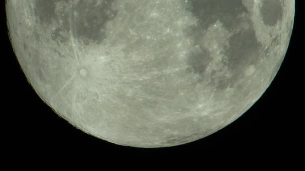 Luna se apropie. Satelitul planetei. Video vertical — Videoclip de stoc