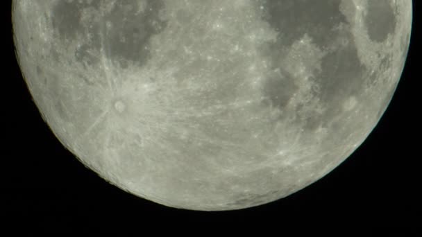 Luna se apropie. Satelitul planetei. Video vertical — Videoclip de stoc