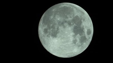Ay 'a yakın çekim. Uydu gezegeni. Dikey video