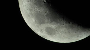 Ay 'a yakın çekim. Uydu gezegeni. Dikey video