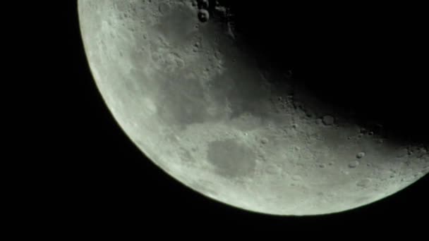 Luna se apropie. Satelitul planetei. Video vertical — Videoclip de stoc