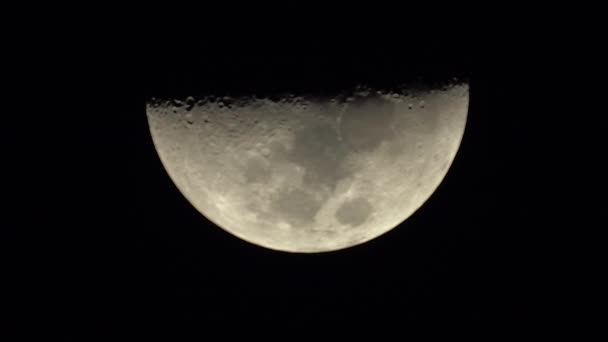 Um grande plano lunar. Planeta satélite. Vídeo vertical — Vídeo de Stock