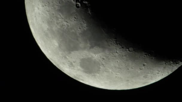 Um grande plano lunar. Planeta satélite. Vídeo vertical — Vídeo de Stock