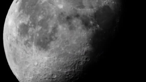 Luna se apropie. Satelitul planetei. Video vertical — Videoclip de stoc