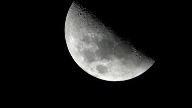 Ay 'a yakın çekim. Uydu gezegeni. Dikey video