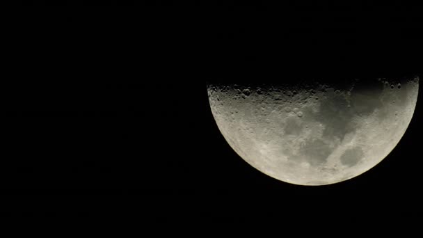 Gros plan sur la lune. Le satellite planétaire. Vidéo verticale — Video