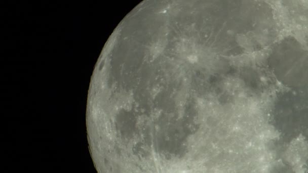 Um grande plano lunar. Planeta satélite. Vídeo vertical — Vídeo de Stock